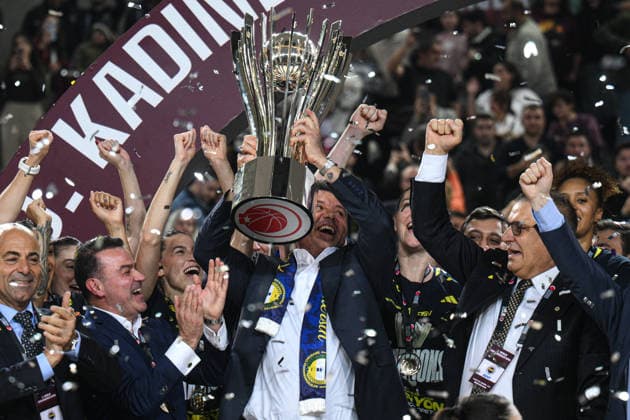 Fenerbahce Opet v Cimsa CBK Mersin - Turkish Women s Basketball Presidential Cup ANKARA, TURKIYE - DECEMBER 03: Fenerbahce President Sadettin Saran celebrates with the winner s trophy at the end of the 30th Turkish Women s Basketball Presidential Cup match between Fenerbahce Opet and Cimsa CBK Mersin at Ankara Sports Hall in Ankara, Turkiye on December 03, 2025. Akin Celiktas Anadolu Ankara Turkey. Editorial use only. Please get in touch for any other usage.  Copyright: x2025xAnadoluxAkinxCeliktasx