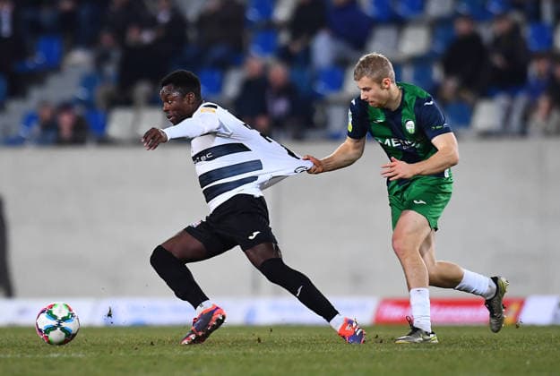 Fußball Herren Krombacher Westfalenpokal Viertelfinale Saison 2025 2026: SG Wattenscheid 09 - FC Gütersloh am 03.12.2025 im Lohrheidestadion in Bochum-Wattenscheid Steve Tunga ( SG Wattenscheid 09 ), links - Len Wilkesmann ( FC Gütersloh ), rechts Niedersachsen Deutschland