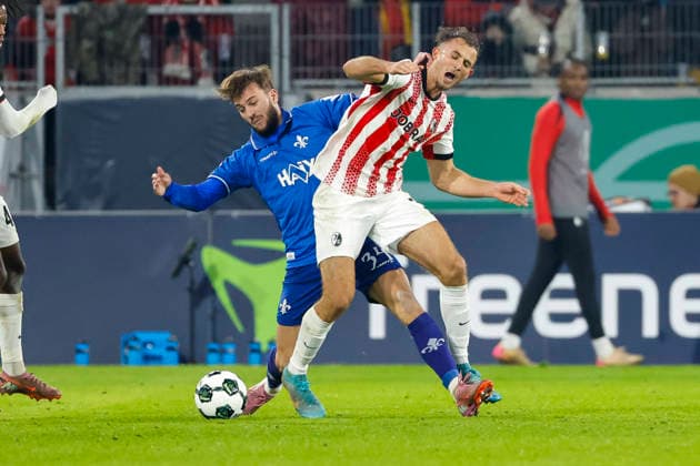 Killian Corredor (SV Darmstadt , 34) und Max Rosenfelder (SC Freiburg, 37) im Zweikampf , Deutschland, Fussball, DFB Pokal, Achtelfinale, 2025 2026, SC Freiburg vs. SV Darmstadt 98, 03.12.2025, Europa-Park Stadion , Freiburg im Breisgau, Deutschland Freiburg im Breisgau Europa-Park Stadion Baden-Wuerttemberg Deutschland Copyright: xGrantxHubbsx