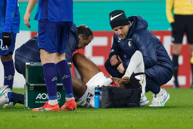 Junior Adamu (SC Freiburg, 20) verletzt am Boden , Deutschland, Fussball, DFB Pokal, Achtelfinale, 2025 2026, SC Freiburg vs. SV Darmstadt 98, 03.12.2025, Europa-Park Stadion , Freiburg im Breisgau, Deutschland Freiburg im Breisgau Europa-Park Stadion Baden-Wuerttemberg Deutschland Copyright: xGrantxHubbsx