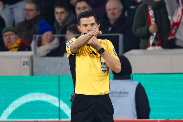 Schiedsrichter Harm Osmers gibt Elfmeter , Deutschland, Fussball, DFB Pokal, Achtelfinale, 2025 2026, SC Freiburg vs. SV Darmstadt 98, 03.12.2025, Europa-Park Stadion , Freiburg im Breisgau, Deutschland Freiburg im Breisgau Europa-Park Stadion Baden-Wuerttemberg Deutschland Copyright: xGrantxHubbsx