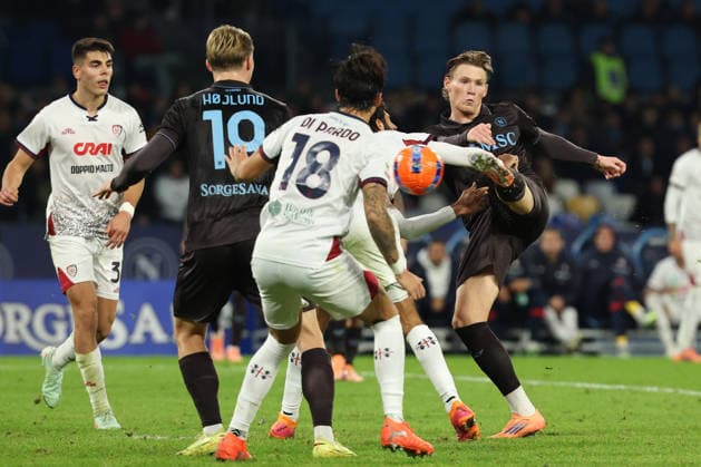 Napoli s Scott McTominay during the round of 16 Frecciarossa Italian Cup 2025 2026 soccer match between Napoli and Cagliari at Maradona Stadium in Naples, south Italy - December 3, 2025. - Soccer  Copyright: xAlessandroxGarofalo LaPressex