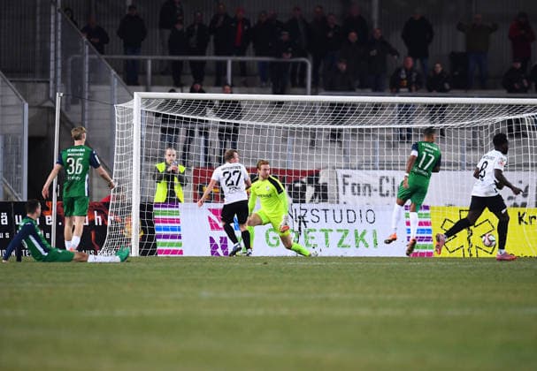 Fußball Herren Krombacher Westfalenpokal Viertelfinale Saison 2025 2026: SG Wattenscheid 09 - FC Gütersloh am 03.12.2025 im Lohrheidestadion in Bochum-Wattenscheid Finn Wortmann ( SG Wattenscheid 09 ) trifft zum 1.1 Niedersachsen Deutschland