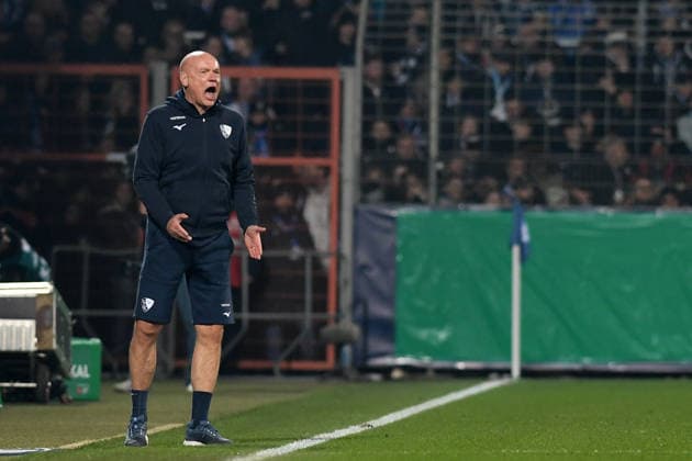 Trainer Uwe Rösler (VfL Bochum) gestikuliert, gestik waehrend des DFB-Pokal Spiels zwischen VfL Bochum v VfB Stuttgart, Vovovia-Ruhrstadion am 03. December 2025 in Bochum, Deutschland. (Foto von Ralf Treese DeFodi Images) +++ Trainer Uwe Rösler (VfL Bochum) gestures during the DFB-Pokal match between VfL Bochum v VfB Stuttgart at Vonovia-Ruhrstadion on December 3, 2025 in Bochum, Germany. (Photo by Ralf Treese DeFodi Images) (Photo by Ralf Treese DeFodi Images)