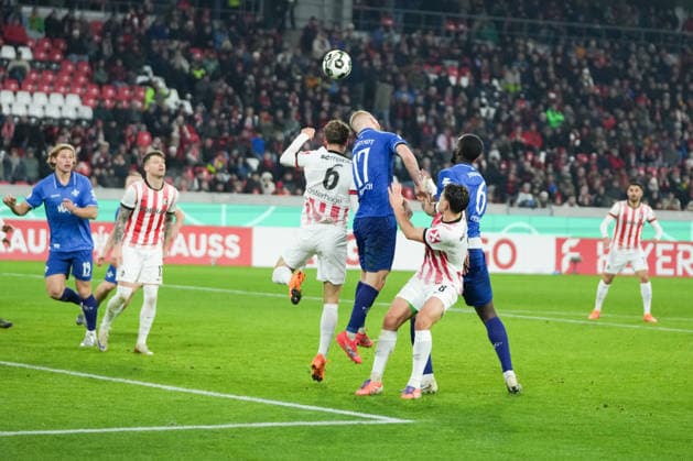 DFB-Pokal: SC Freiburg vs SV Darmstadt 98, 03.12.2025 Kopfballduell zwischen Patrick Osterhage (SC Freiburg, 6) und Kai Klefisch (SV Darmstadt 98, 17) DFB-Pokal: SC Freiburg vs SV Darmstadt 98, Europa-Park-Stadion, 03.12.2025 DFB DFL REGULATIONS PROHIBIT ANY USE OF PHOTOGRAPHS AS IMAGE SEQUENCES AND OR QUASI-VIDEO. Copyright: xBEAUTIFULxSPORTS Boscox