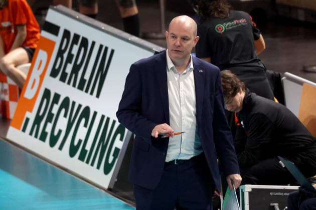 DEU, DVV, 1.VBL, BR Volleys vs. Ludwigsburger, 03.12.2025, Max-Schmeling-Halle, Berlin, DEU, DVV, 1.VBL, BR Volleys vs. Ludwigsburger, im Bild Trainer Joel Banks (BR Volleys)