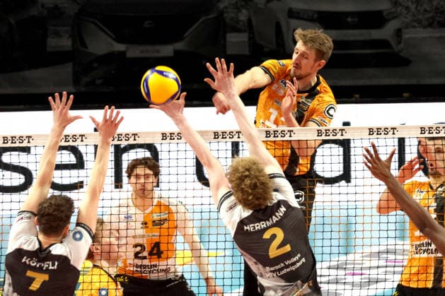 DEU, DVV, 1.VBL, BR Volleys vs. Ludwigsburger, 03.12.2025, Max-Schmeling-Halle, Berlin, DEU, DVV, 1.VBL, BR Volleys vs. Ludwigsburger, im Bild Florian Krage-Brewitz (BR Volleys 12), Koepfli, Ti (Ludwigsburg 7), Herrmann, Philipp (Ludwigsburg 2)