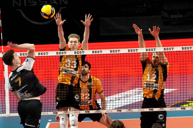 DEU, DVV, 1.VBL, BR Volleys vs. Ludwigsburger, 03.12.2025, Max-Schmeling-Halle, Berlin, DEU, DVV, 1.VBL, BR Volleys vs. Ludwigsburger, im Bild Fedor Ivanov (BR Volleys 33), Koepfli, Ti (Ludwigsburg 7)