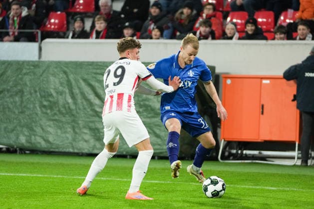 DFB-Pokal: SC Freiburg vs SV Darmstadt 98, 03.12.2025 Zweikamopf zwischen Jan?Niklas Beste (SC Freiburg, 19) und Fabian Holland (SV Darmstadt 98, 32) DFB-Pokal: SC Freiburg vs SV Darmstadt 98, Europa-Park-Stadion, 03.12.2025 DFB DFL REGULATIONS PROHIBIT ANY USE OF PHOTOGRAPHS AS IMAGE SEQUENCES AND OR QUASI-VIDEO. Copyright: xBEAUTIFULxSPORTS Boscox