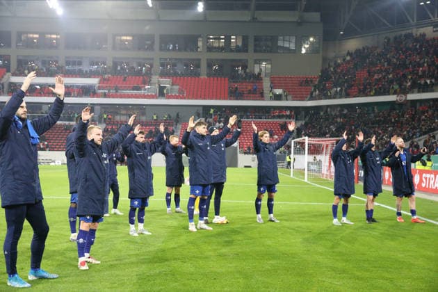 03.12.2025, xrekx, Fussball DFB Pokal 1 8 Finale, SC Freiburg - SV Darmstadt 98 v.l. SV Darmstadt Mannschaft bedankt bedanken sich bei den Fans, the player thanks the fans for their support (DFL DFB REGULATIONS PROHIBIT ANY USE OF PHOTOGRAPHS as IMAGE SEQUENCES and or QUASI-VIDEO) Freiburg