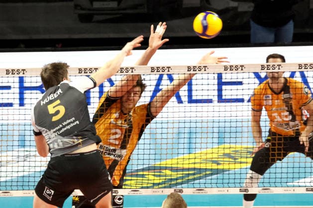 DEU, DVV, 1.VBL, BR Volleys vs. Ludwigsburger, 03.12.2025, Max-Schmeling-Halle, Berlin, DEU, DVV, 1.VBL, BR Volleys vs. Ludwigsburger, im Bild Matthew Knigge (BR Volleys 2), Huber, Jan (Ludwigsburg 5)