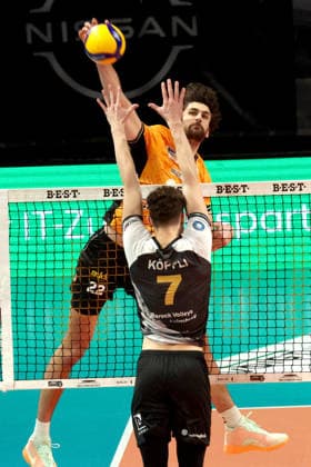DEU, DVV, 1.VBL, BR Volleys vs. Ludwigsburger, 03.12.2025, Max-Schmeling-Halle, Berlin, DEU, DVV, 1.VBL, BR Volleys vs. Ludwigsburger, im Bild Jake Hanes (BR Volleys 22), Koepfli, Ti (Ludwigsburg 7)