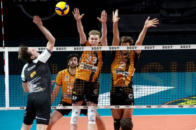 DEU, DVV, 1.VBL, BR Volleys vs. Ludwigsburger, 03.12.2025, Max-Schmeling-Halle, Berlin, DEU, DVV, 1.VBL, BR Volleys vs. Ludwigsburger, im Bild Fedor Ivanov (BR Volleys 33). Matthew Knigge (BR Volleys 2), Bonin, Ben-Simon (Ludwigsburg 6)