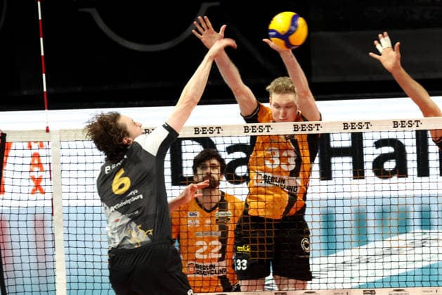 DEU, DVV, 1.VBL, BR Volleys vs. Ludwigsburger, 03.12.2025, Max-Schmeling-Halle, Berlin, DEU, DVV, 1.VBL, BR Volleys vs. Ludwigsburger, im Bild Fedor Ivanov (BR Volleys 33). Bonin, Ben-Simon (Ludwigsburg 6)