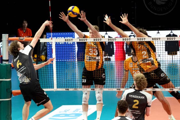 DEU, DVV, 1.VBL, BR Volleys vs. Ludwigsburger, 03.12.2025, Max-Schmeling-Halle, Berlin, DEU, DVV, 1.VBL, BR Volleys vs. Ludwigsburger, im Bild Fedor Ivanov (BR Volleys 33). Matthew Knigge (BR Volleys 2), Bonin, Ben-Simon (Ludwigsburg 6)