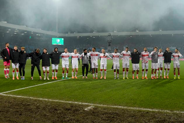 Schlussjubel Schlußjubel Emotion Freude der Mannschaft von Stuttgart 03.12.2025 Fussball VfL Bochum vs VfB Stuttgart, Vonovia Ruhrstadion, Bochum, DFB DFL REGULATIONS PROHIBIT ANY USE OF PHOTOGRAPHS AS IMAGE SEQUENCES AND OR QUASI-VIDEO