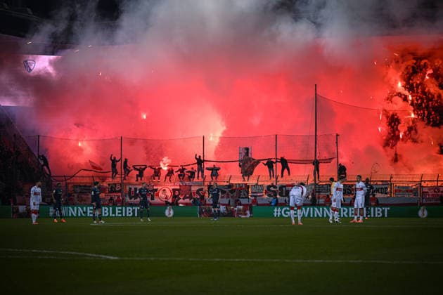 Deutschland, Fußball, DFB-Pokal, 2025 2026, VfL Bochum vs VfB Stuttgart, 03.12.2025, Vonovia Ruhrstadion, Bochum, Deutschland, Pyrotechnik im Stuttgarter Fanblock Copyright: xMarkusxVerwimpx
