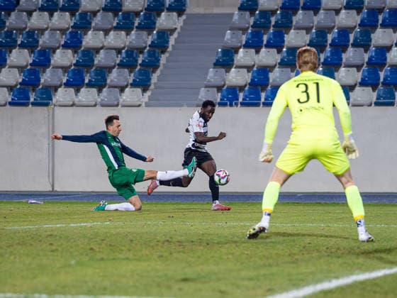 Fynn Arkenberg (FC Guetersloh, 33) gegen Robert Nnaji (SG Wattenscheid 09, 08) SG Wattenscheid 09 vs. FC Guetersloh, Fussball, Landespokal Westfalen, Viertelfinale, Saison 2025 2026, 03.12.2025 SG Wattenscheid 09 vs. FC Guetersloh, Fussball, Landespokal Westfalen, Viertelfinale, Saison 2025 2026, 03.12.2025 Wattenscheid Copyright: xEibner-Pressefoto DamianxKruczynx EP_DKI