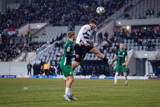 Jermaine Jann (SG Wattenscheid 09, 11) im Kopfballduell gegen Erik Lanfer (FC Guetersloh, 28) SG Wattenscheid 09 vs. FC Guetersloh, Fussball, Landespokal Westfalen, Viertelfinale, Saison 2025 2026, 03.12.2025 SG Wattenscheid 09 vs. FC Guetersloh, Fussball, Landespokal Westfalen, Viertelfinale, Saison 2025 2026, 03.12.2025 Wattenscheid Copyright: xEibner-Pressefoto DamianxKruczynx EP_DKI
