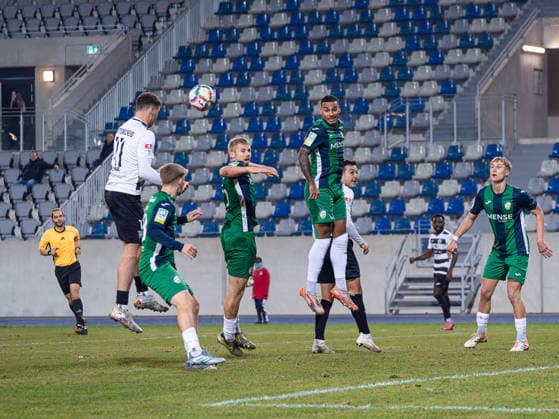 Jermaine Jann (SG Wattenscheid 09, 11) im Kopfballduell gegen David Winke (FC Guetersloh, 17) SG Wattenscheid 09 vs. FC Guetersloh, Fussball, Landespokal Westfalen, Viertelfinale, Saison 2025 2026, 03.12.2025 SG Wattenscheid 09 vs. FC Guetersloh, Fussball, Landespokal Westfalen, Viertelfinale, Saison 2025 2026, 03.12.2025 Wattenscheid Copyright: xEibner-Pressefoto DamianxKruczynx EP_DKI