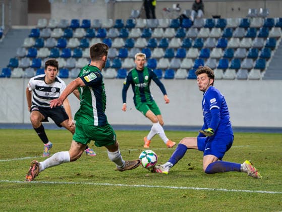 Aleksandar Kandic (FC Guetersloh, 27) beim Torschuss gegen Joshua Mross (SG Wattenscheid 09, 01) SG Wattenscheid 09 vs. FC Guetersloh, Fussball, Landespokal Westfalen, Viertelfinale, Saison 2025 2026, 03.12.2025 SG Wattenscheid 09 vs. FC Guetersloh, Fussball, Landespokal Westfalen, Viertelfinale, Saison 2025 2026, 03.12.2025 Wattenscheid Copyright: xEibner-Pressefoto DamianxKruczynx EP_DKI