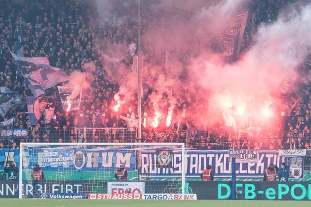 DFB Pokal, VfL Bochum - VfB Stuttgart; 03.12.2025 In der Kurve der Fans des VfL Bochum brennen Bengalos, Poyro DFB Pokal Achtelfinale, VfL Bochum - VfB Stuttgart, VONONVIA Ruhrstadion am 03.12.2025 DFB REGULATIONS PROHIBIT ANY USE OF PHOTOGRAPHS AS IMAGE SEQUENCES AND OR QUASI-VIDEO. Copyright: xBEAUTIFULxSPORTS Wunderlx