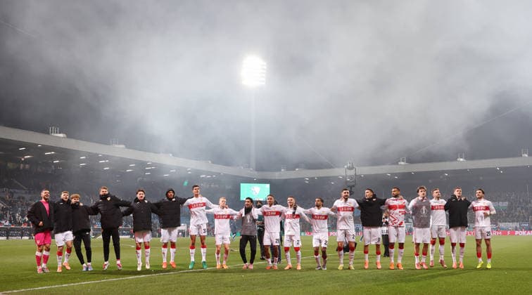 Bochum , DfB-Pokal Fußball VfL Bochum vs. VfB Stuttgart, die Stuttgarter feiern den Sieg Gemäß den Vorgaben der DFL Deutschen Fußball Liga ist es untersagt, in dem Stadion und oder vom Spiel angefertigte Fotoaufnahmen in Form von Sequenzbildern und oder videoähnlichen Fotostrecken zu verwerten bzw. verwerten zu lassen.