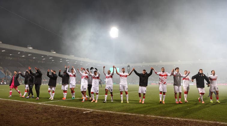 Bochum , DfB-Pokal Fußball VfL Bochum vs. VfB Stuttgart, die Stuttgarter feiern den Sieg Gemäß den Vorgaben der DFL Deutschen Fußball Liga ist es untersagt, in dem Stadion und oder vom Spiel angefertigte Fotoaufnahmen in Form von Sequenzbildern und oder videoähnlichen Fotostrecken zu verwerten bzw. verwerten zu lassen.