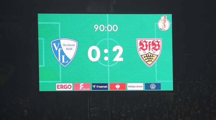 Bochum , DfB-Pokal Fußball VfL Bochum vs. VfB Stuttgart, Anzeigetafel mit dem Endstand 0:2 Gemäß den Vorgaben der DFL Deutschen Fußball Liga ist es untersagt, in dem Stadion und oder vom Spiel angefertigte Fotoaufnahmen in Form von Sequenzbildern und oder videoähnlichen Fotostrecken zu verwerten bzw. verwerten zu lassen.