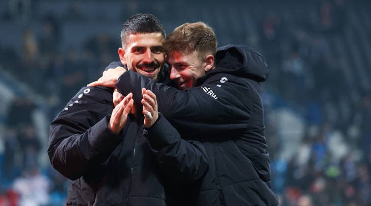 Bochum , DfB-Pokal Fußball VfL Bochum vs. VfB Stuttgart, v.l. Fabian Bredlow und Finn Jeltsch (VfB) umarmen sich nach dem Spiel Gemäß den Vorgaben der DFL Deutschen Fußball Liga ist es untersagt, in dem Stadion und oder vom Spiel angefertigte Fotoaufnahmen in Form von Sequenzbildern und oder videoähnlichen Fotostrecken zu verwerten bzw. verwerten zu lassen.