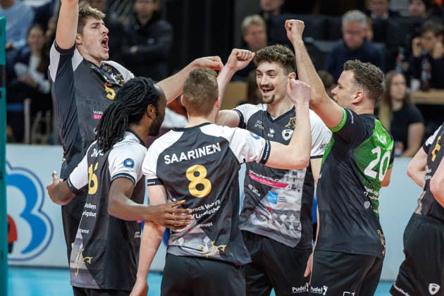 03.12.25, Berlin, Volleyball: 1.Bundesliga, Maenner, 10. Spieltag, BR Volleys - MTV Ludwigsburg, Max-Schmeling-Halle. Die Mannschaft freut sich über den erspielten Punkt. BR Volleys - ASV Dachau