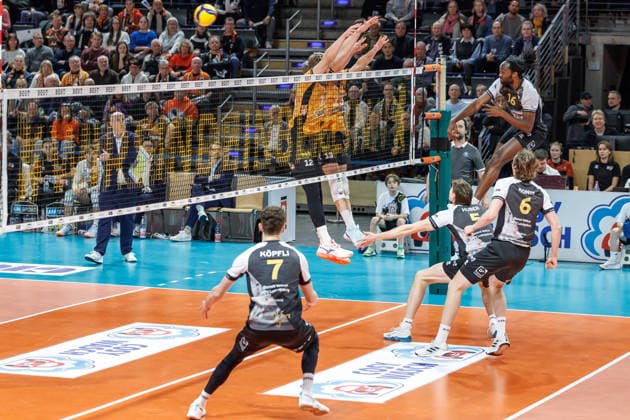 03.12.25, Berlin, Volleyball: 1.Bundesliga, Maenner, 10. Spieltag, BR Volleys - MTV Ludwigsburg, Max-Schmeling-Halle. Florian Krage-Brewitz (BR Volleys) und Ruben Schott (BR Volleys) blocken den Ball. BR Volleys - ASV Dachau