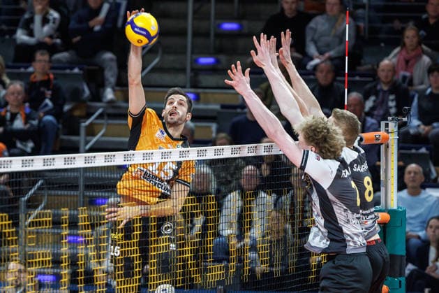 03.12.25, Berlin, Volleyball: 1.Bundesliga, Maenner, 10. Spieltag, BR Volleys - MTV Ludwigsburg, Max-Schmeling-Halle. Moritz Reichert (BR Volleys) spielt den Ball ueber das Netz. BR Volleys - ASV Dachau