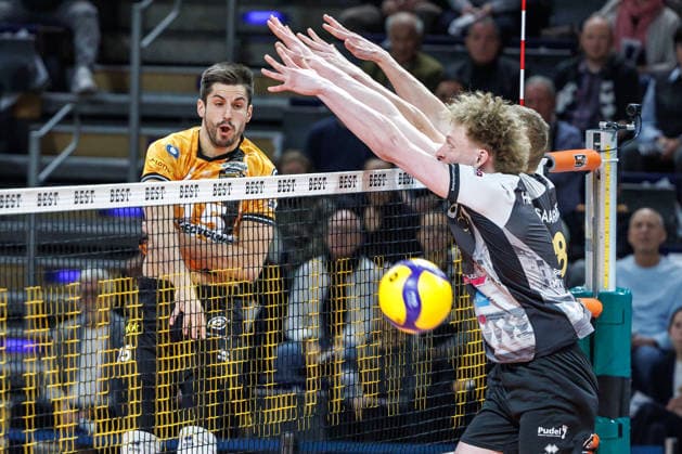 03.12.25, Berlin, Volleyball: 1.Bundesliga, Maenner, 10. Spieltag, BR Volleys - MTV Ludwigsburg, Max-Schmeling-Halle. Moritz Reichert (BR Volleys) spielt den Ball ueber das Netz. BR Volleys - ASV Dachau