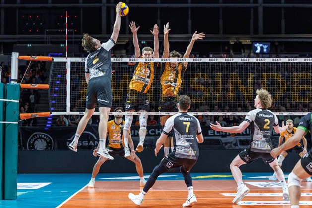 03.12.25, Berlin, Volleyball: 1.Bundesliga, Maenner, 10. Spieltag, BR Volleys - MTV Ludwigsburg, Max-Schmeling-Halle. Fedor Ivanov (BR Volleys) und Matthew Knigge (BR Volleys) blocken den Ball. BR Volleys - ASV Dachau