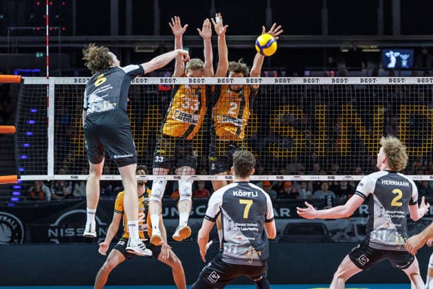 03.12.25, Berlin, Volleyball: 1.Bundesliga, Maenner, 10. Spieltag, BR Volleys - MTV Ludwigsburg, Max-Schmeling-Halle. Fedor Ivanov (BR Volleys) und Matthew Knigge (BR Volleys) blocken den Ball. BR Volleys - ASV Dachau