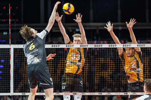 03.12.25, Berlin, Volleyball: 1.Bundesliga, Maenner, 10. Spieltag, BR Volleys - MTV Ludwigsburg, Max-Schmeling-Halle. Fedor Ivanov (BR Volleys) und Matthew Knigge (BR Volleys) blocken den Ball. BR Volleys - ASV Dachau