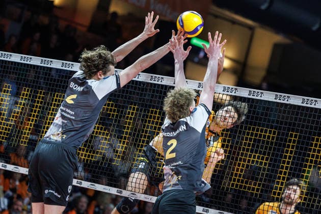 03.12.25, Berlin, Volleyball: 1.Bundesliga, Maenner, 10. Spieltag, BR Volleys - MTV Ludwigsburg, Max-Schmeling-Halle Matthew Knigge (BR Volleys) spielt den BAll ueber das Netz. BR Volleys - ASV Dachau