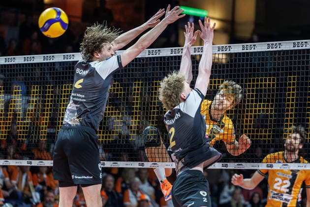 03.12.25, Berlin, Volleyball: 1.Bundesliga, Maenner, 10. Spieltag, BR Volleys - MTV Ludwigsburg, Max-Schmeling-Halle Matthew Knigge (BR Volleys) spielt den BAll ueber das Netz. BR Volleys - ASV Dachau