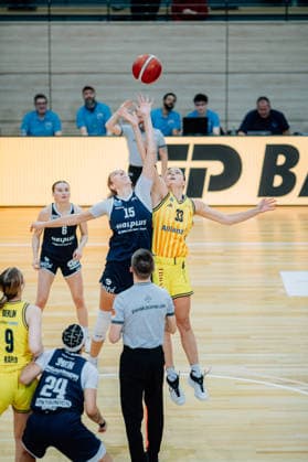 BB-1BL Damen Syntainics MBC Lions - Alba Berlin Sona Svetlikova (GISA Lions MBC) und Emily Kiser (Alba Berlin) waehrend der Saison 2025-2026 in der DBBL Toyota Bundesliga Syntainics MBC Lions und Alba Berlin in der SWH Arena am 3. December 2025 in Halle Saale, Sachsen Anhalt, Deutschland