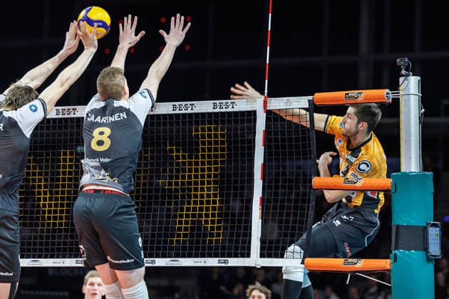 03.12.25, Berlin, Volleyball: 1.Bundesliga, Maenner, 10. Spieltag, BR Volleys - MTV Ludwigsburg, Max-Schmeling-Halle. Moritz Reichert (BR Volleys) spielt den Ball ueber das Netz. BR Volleys - ASV Dachau