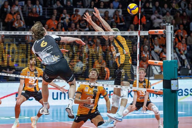 03.12.25, Berlin, Volleyball: 1.Bundesliga, Maenner, 10. Spieltag, BR Volleys - MTV Ludwigsburg, Max-Schmeling-Halle. Ruben Schott (BR Volleys) blockt den Ball. BR Volleys - ASV Dachau