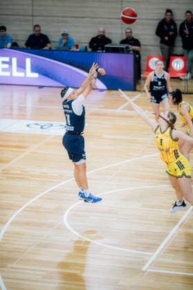 BB-1BL Damen Syntainics MBC Lions - Alba Berlin Liz Smith (GISA Lions MBC), Jo Raflo (Alba Berlin) waehrend der Saison 2025-2026 in der DBBL Toyota Bundesliga Syntainics MBC Lions und Alba Berlin in der SWH Arena am 3. December 2025 in Halle Saale, Sachsen Anhalt, Deutschland