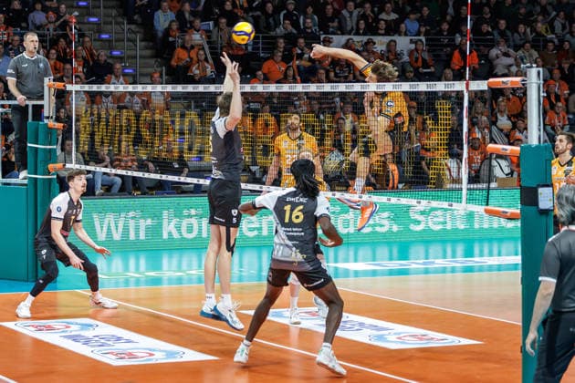 03.12.25, Berlin, Volleyball: 1.Bundesliga, Maenner, 10. Spieltag, BR Volleys - MTV Ludwigsburg, Max-Schmeling-Halle. Matthew Knigge (BR Volleys) spielt den Ball ueber das Netz. BR Volleys - ASV Dachau