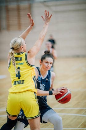 BB-1BL Damen Syntainics MBC Lions - Alba Berlin Romy Bär (GISA Lions MBC) waehrend der Saison 2025-2026 in der DBBL Toyota Bundesliga Syntainics MBC Lions und Alba Berlin in der SWH Arena am 3. December 2025 in Halle Saale, Sachsen Anhalt, Deutschland