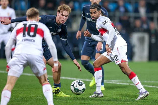 03.12.2025, Fußball, DFB-Pokal, VfL Bochum - VfB Stuttgart, Achtelfinale, Vonovia Ruhrstadion, Saison 2025 2026: Mats Pannewig (VfL Bochum 24) im Zweikampf gegen Lorenz Assignon (VfB Stuttgart 22) DFB regulations prohibit any use of photographs as image sequences and or quasi-video. Deutschland