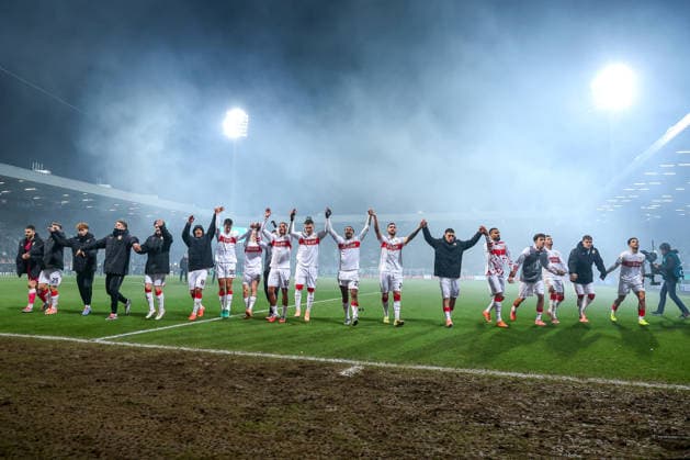 03.12.2025, Fußball, DFB-Pokal, VfL Bochum - VfB Stuttgart, Achtelfinale, Vonovia Ruhrstadion, Saison 2025 2026: Abschlussjubel nach dem 2:0 Sieg für Stuttgartr. Der VFB zieht ins Viertelfinale EIn. Die Mannschaft steht jubelnd auf dem Spielfeld DFB regulations prohibit any use of photographs as image sequences and or quasi-video. Deutschland