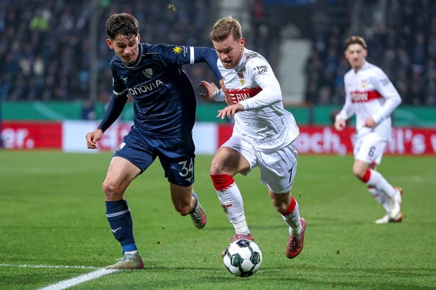 03.12.2025, Fußball, DFB-Pokal, VfL Bochum - VfB Stuttgart, Achtelfinale, Vonovia Ruhrstadion, Saison 2025 2026: Cajetan Lenz (VfL Bochum 34) im Zweikampf gegen Maximilian Mittelstädt (VfB Stuttgart 07) DFB regulations prohibit any use of photographs as image sequences and or quasi-video. Nordrhein-Westfalen Deutschland