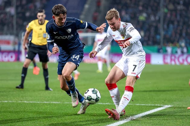 03.12.2025, Fußball, DFB-Pokal, VfL Bochum - VfB Stuttgart, Achtelfinale, Vonovia Ruhrstadion, Saison 2025 2026: Cajetan Lenz (VfL Bochum 34) im Zweikampf gegen Maximilian Mittelstädt (VfB Stuttgart 07) DFB regulations prohibit any use of photographs as image sequences and or quasi-video. Nordrhein-Westfalen Deutschland