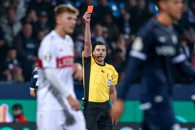 03.12.2025, Fußball, DFB-Pokal, VfL Bochum - VfB Stuttgart, Achtelfinale, Vonovia Ruhrstadion, Saison 2025 2026: Schiedsrichter Florian Badstübner zeigt Philipp Strompf (VfL Bochum 03) die Rote Karte DFB regulations prohibit any use of photographs as image sequences and or quasi-video. Nordrhein-Westfalen Deutschland